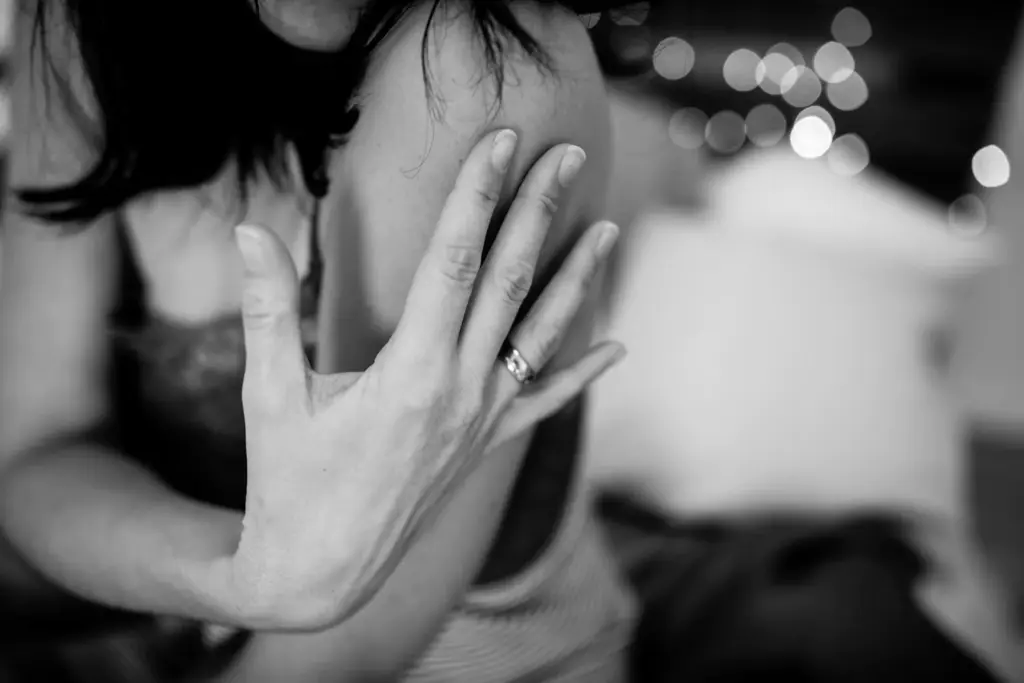 Frau genießt einen Moment während des Boudoir-Shootings