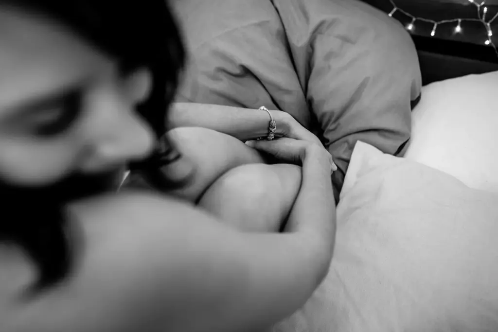 Frau im Boudoir-Shooting, entspannt und bei sich