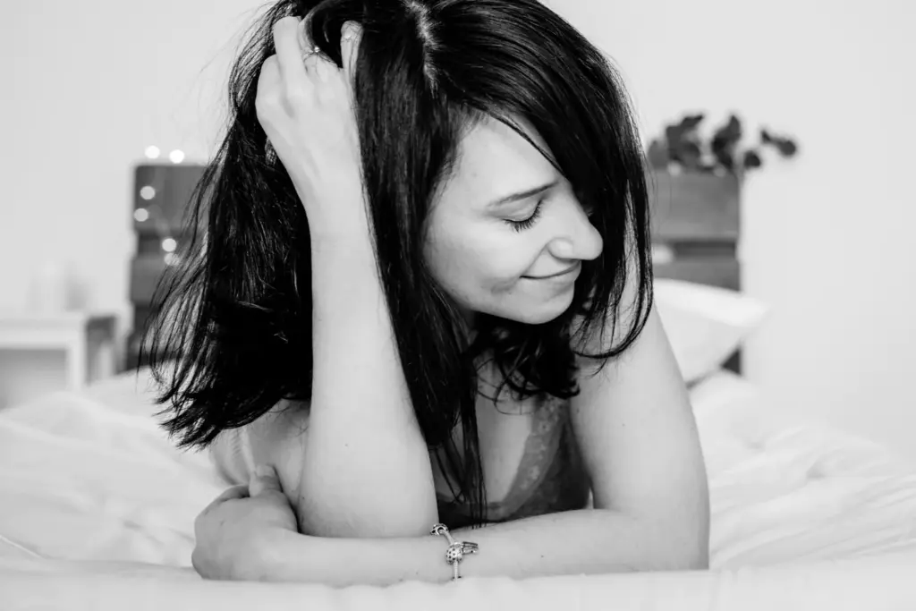 Ruhige Szene aus einem Boudoir-Fotoshooting