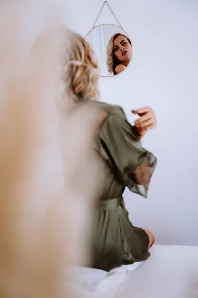 Spiegelmoment während eines Boudoir-Shootings