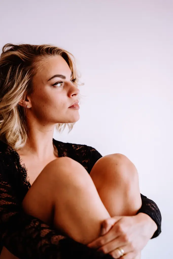 Frau sitzt entspannt im Boudoir-Fotostudio