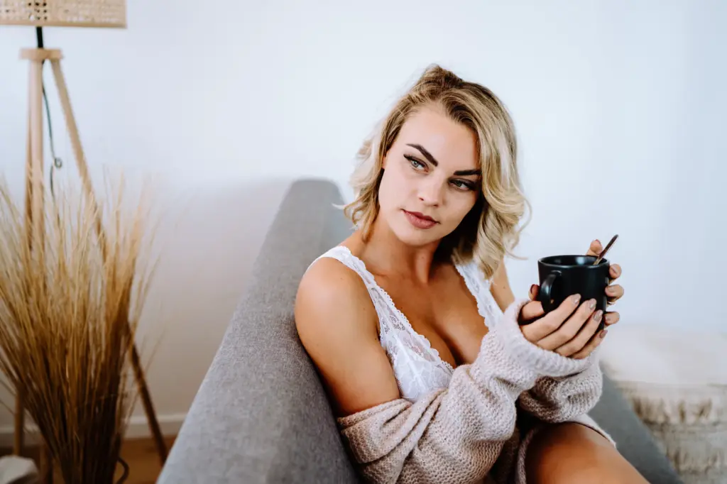 Frau nimmt sich einen Moment zum Ankommen