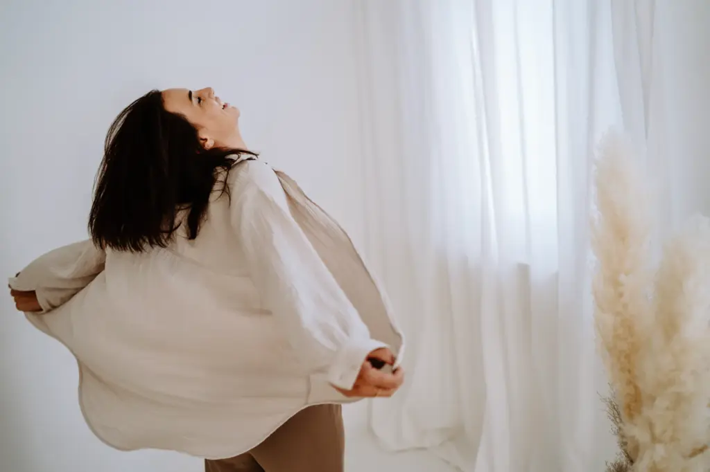 Selbstliebe-Fotografie mit weichem Licht und Ausdruck