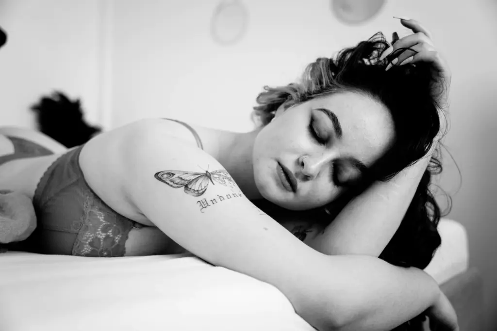 Frau in einem Moment der Selbstwahrnehmung